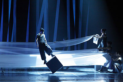 Members of Contemporary Dragon Kung Fu Company performing Liu Lu's Gateway. Photo by Li Huimin. 