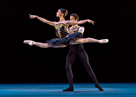 Houston Ballet principals Connor Walsh and Karina Gonzalez in Jorma Elo's ONE/end/ONE Photo by Amitava Sarkar.