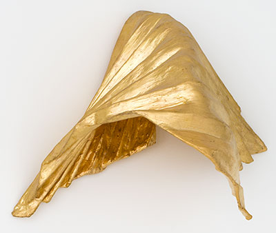 Lynda Benglis, Kutumb, 1982, gold leaf sculpture, bronze wire, plaster, gesso, oil based sizing. Linda Pace Foundation.