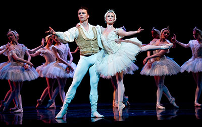 Carolyn Judson and Lucas Priolo of Texas Ballet Theater in Swan Lake. Photo by Ellen Appel. 