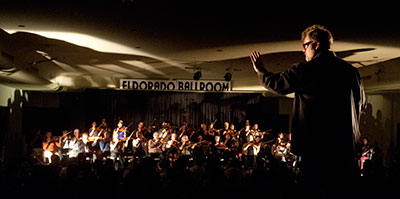 Todd Reynolds conducting Suzanne Bocanegra's Rerememberer at Countercurrent. Photo by George Hixson. 