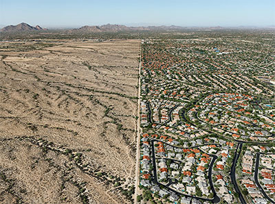 Edward Burtynsky Salt River Pima-Maricopa Indian Reservation / Suburb, Scottsdale, Arizona, USA, 2011 From the series Water © Edward Burtynsky, courtesy Nicholas Metivier Gallery, Toronto / Von Lintel Gallery, Los Angeles