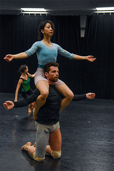Texas Ballet Theater dancers Allisyn Hsieh Caro and Andre Silva rehearsing Naharin’s Minus 16. Photo by Ellen Appel.