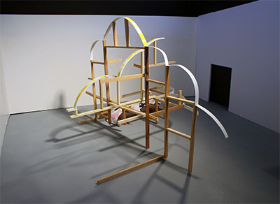 1:1 scale model for the site-specific installation at Blue Star Contemporary. Kirsten Reynolds, Splitsplice, 2016, wood, bent laminated plywood, industrial foam board, and paint, dimensions variable. Courtesy Blue Star Contemporary. 