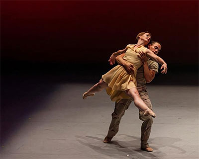 SMU alums Jennifer Mabus and Albert Drake in Bruce Wood’s Follow Me. Photo by Brian Guilleaux.